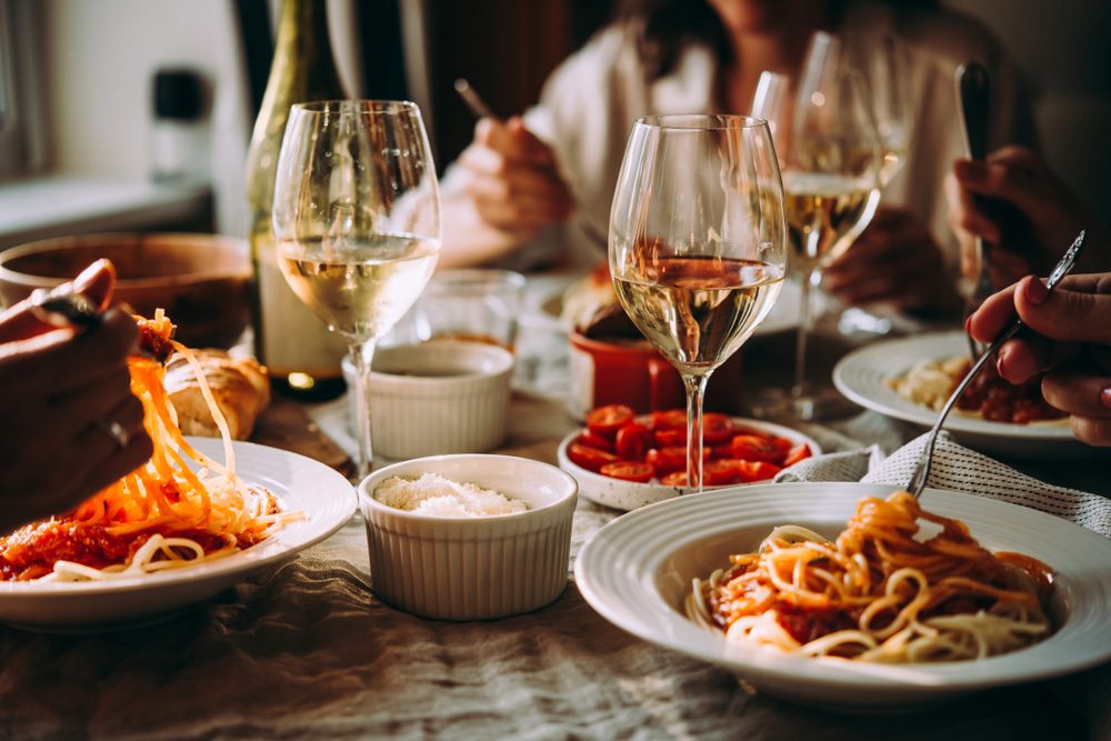 What are the top features to look for in a table reservation management system?